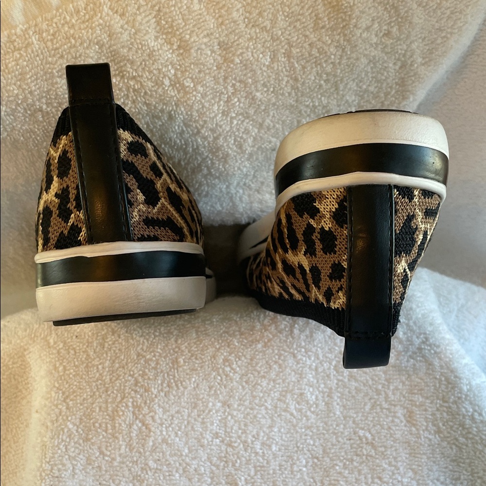 Leopard Print Women's Flats - Picture 5 of 7